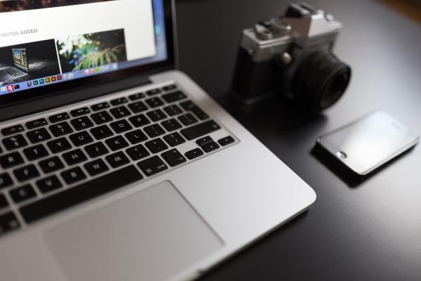 Computadora para conocer e investigar en qué invertir en Chile.