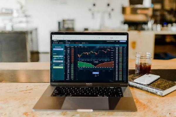 Foto de una plataforma para comprar criptomonedas con precios y gráficos