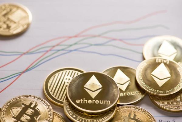 Bitcoin y Ethereum sobre un gráfico que evidencia qué tan seguro es invertir en criptomonedas.