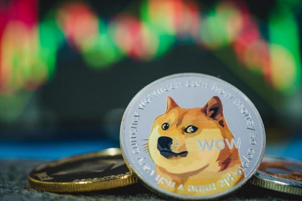 Moneda Dogecoin con indicadores de fondo.