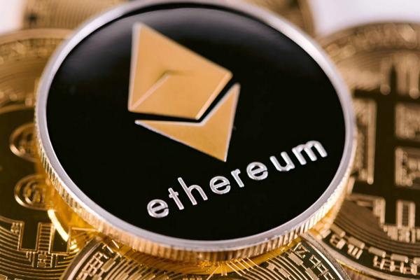 monedas con el logo de Ethereum.