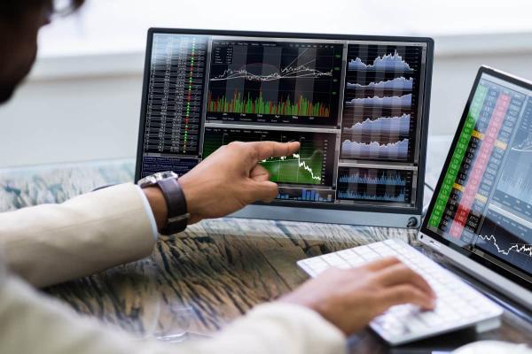 Hombre de negocios con un computador haciendo copy trading: una estrategia de trading exitosa