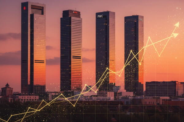 IBEX 35 cotiza al alza: Cuatro Torres de Madrid al atardecer con gráfico ascendente del índice