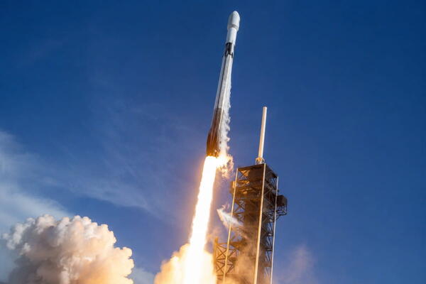 Un cohete Falcon 9 de SpaceX despega; la empresa cotiza en el Nasdaq bajo el símbolo SPCX