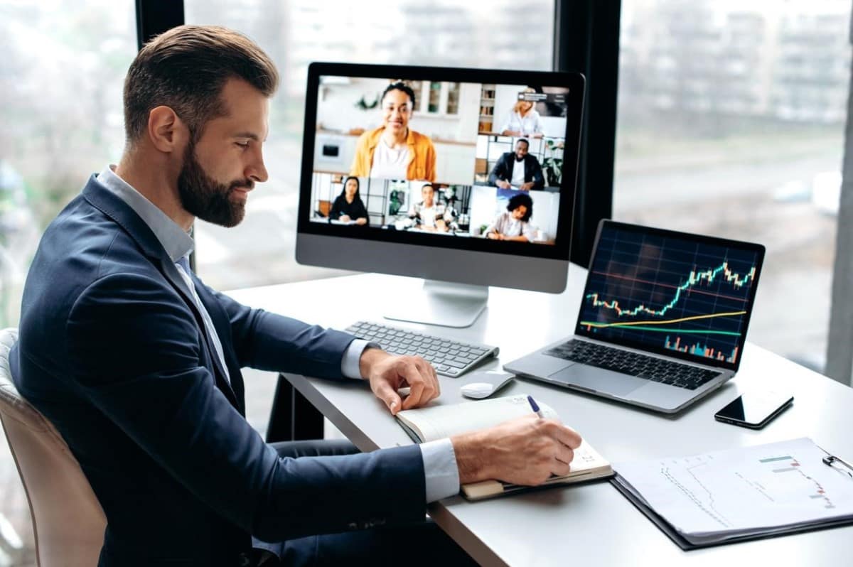 Un inversionista analiza con sus socios, por videoconferencia, sobre mercado alcista
