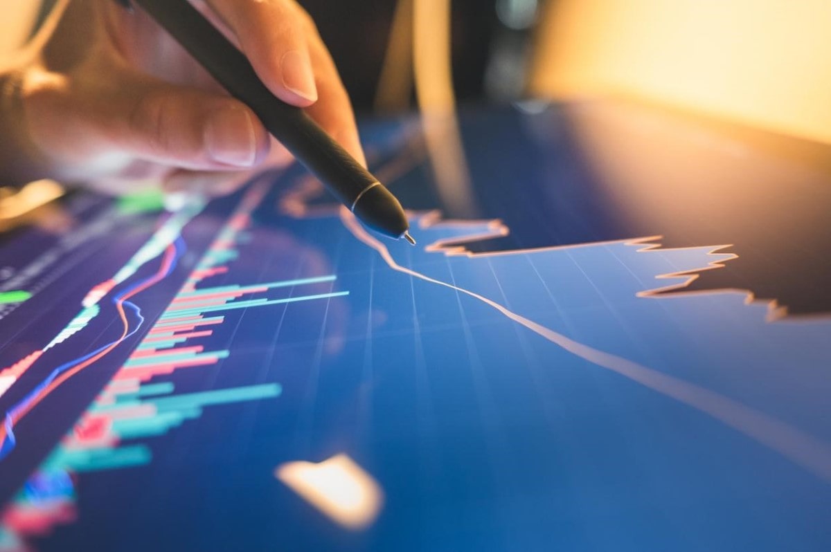 Trader revisa un gráfico de mercado alcista.