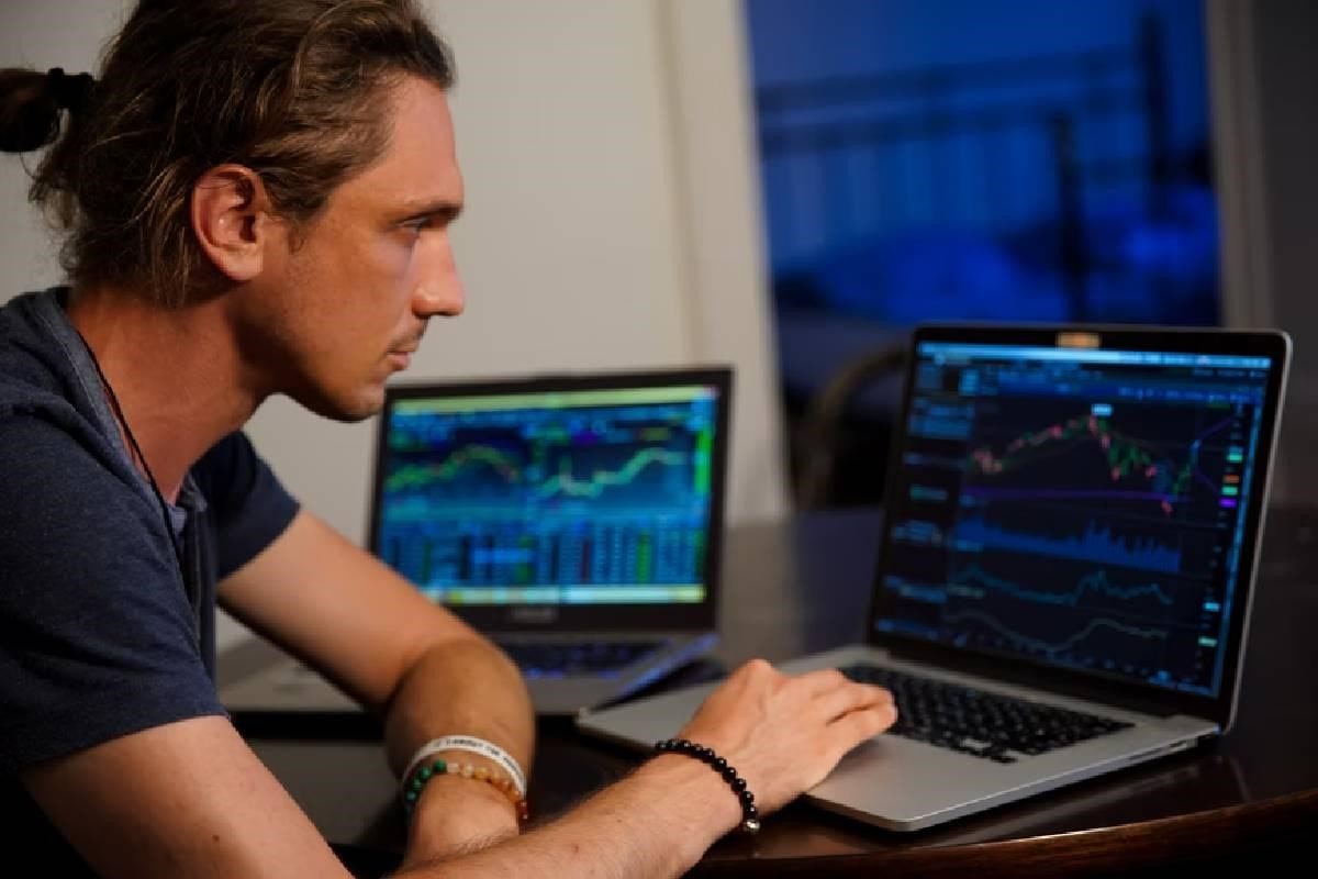Trader realiza en su computadora análisis técnico buscando colocar una orden buy stop.