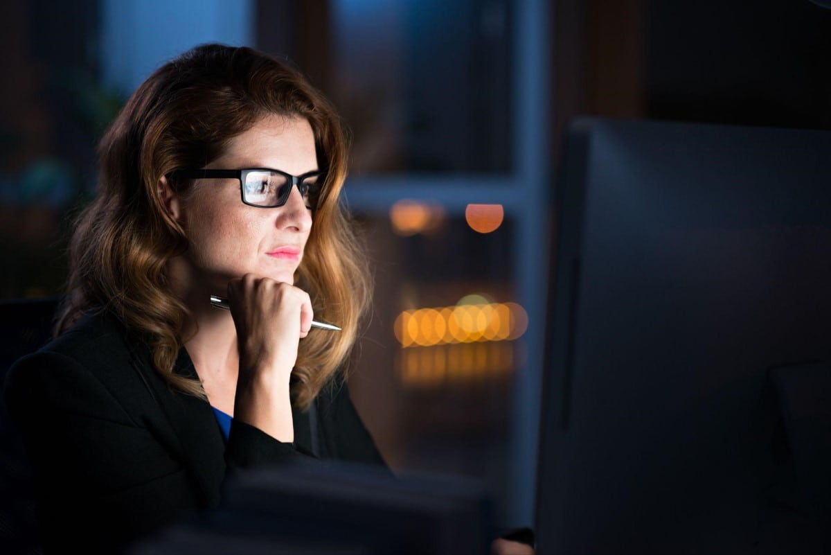 Empresaria analiza tendencias en su computadora para invertir en litio.