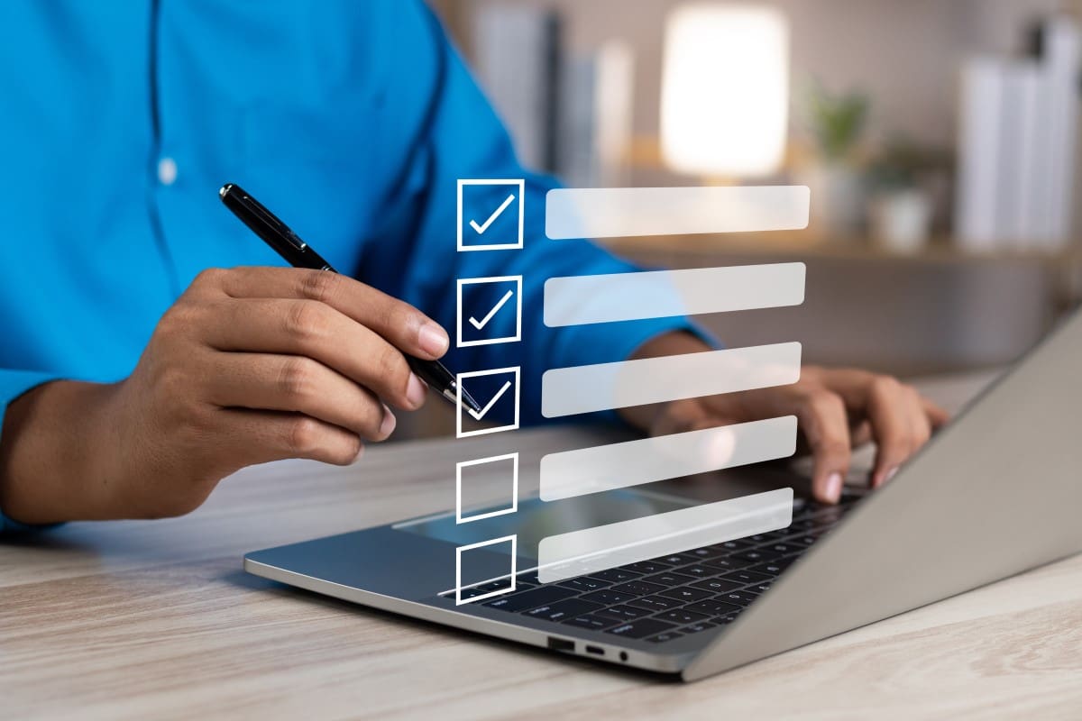 Persona con una check list revisando cada punto de su plan