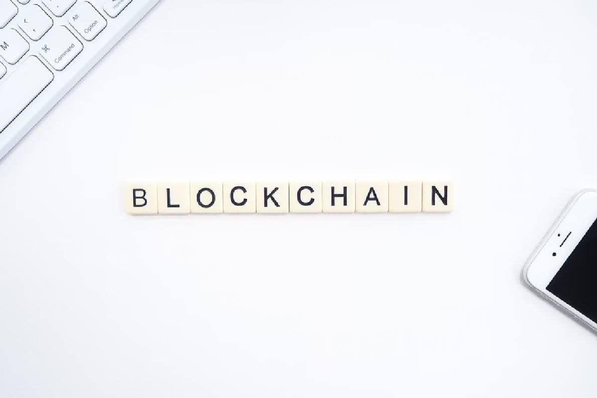  Bloques de letras forman la palabra blockchain. 