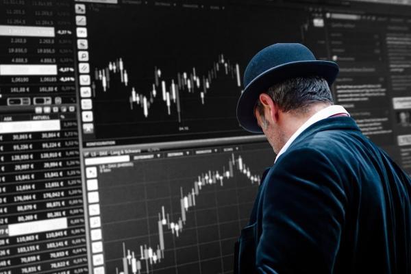 Trader analizando gráficos del mercado financiero