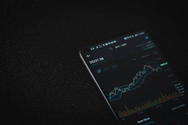 Desde un celular o computadora los traders pueden crear una cuenta demo trading.