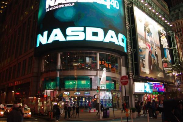 Carteles de NASDAQ en el Times Square, New York.
