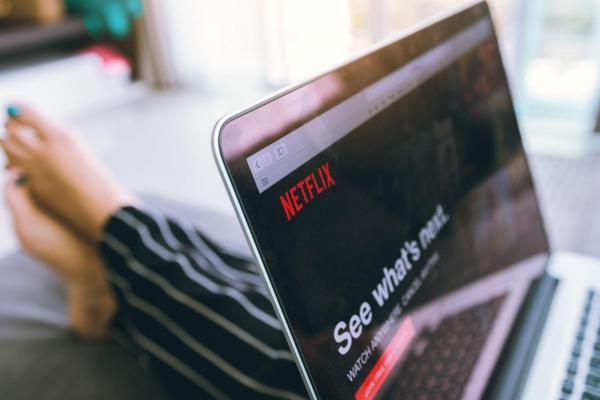 ¿Cómo y por qué invertir en Netflix?