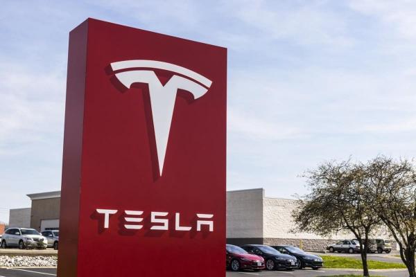 ¿Cómo comprar acciones de Tesla? La imagen muestra una sucursal de la compañía.