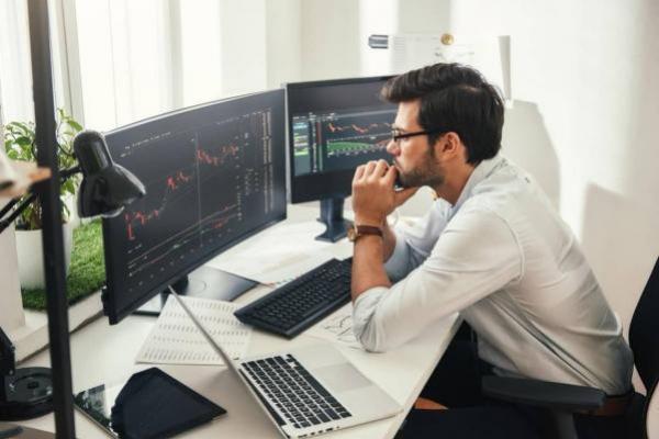 Un trader revisa unas gráficas tras aprender qué es un análisis técnico.
