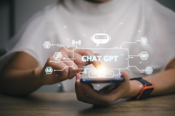 Una persona interactúa con un bot desde su celular y descubre cómo usar ChatGPT.