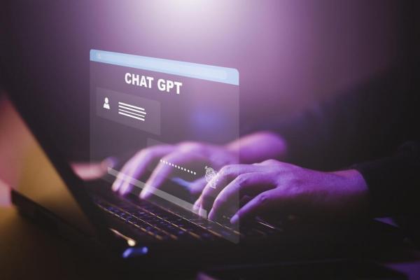 Una persona en un computador usa Chat GPT 4.