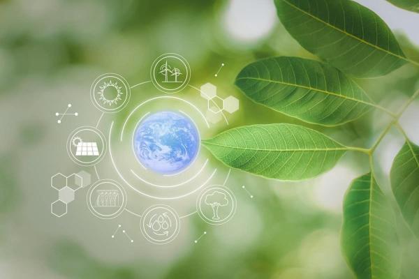 Globo azul con iconos fuentes de energía para el desarrollo renovable y sostenible. Foto conceptual de tecnología verde.