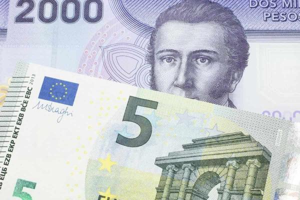 Foto conceptual de cambio de euro a peso chileno.
