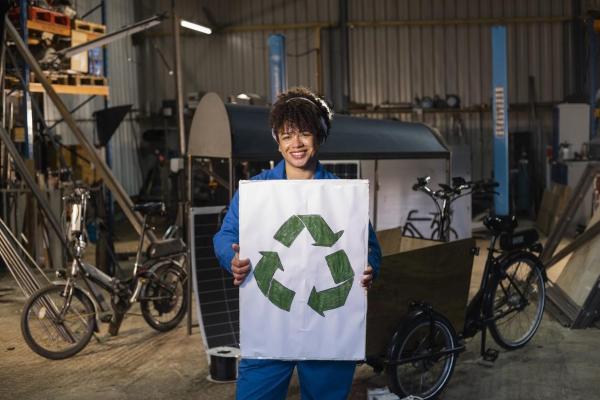 Mujer trabajadora promueve la sostenibilidad y la economía circular.