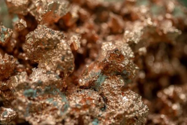 Mineral de cobre. Conoce por qué los inversionistas están interesados en el precio del cobre hoy en Chile.