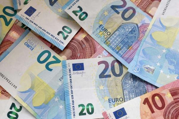 Varios billetes apilados. Descubre por qué es esencial saber el precio del Euro hoy en México.