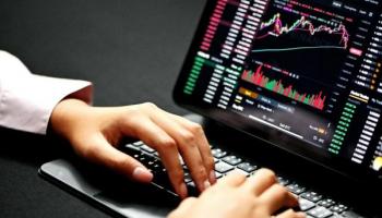 Persona analizando gráficos sobre trading.