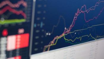 Computadora con gráficos sobre Fibonacci trading.
