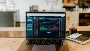 Foto de una plataforma para comprar criptomonedas con precios y gráficos