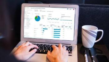Trader analizando datos en una computadora.