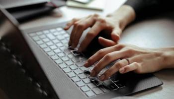 Una trader conectándose a una red P2P.