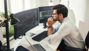 Un trader revisa unas gráficas tras aprender qué es un análisis técnico.