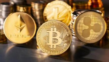 Una Bitcoin y varias crypto sobre una mesa. Estas se pueden intercambiar en un exchange de criptomonedas