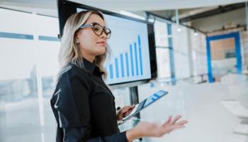 Una mujer líder empresarial expone sobre métodos de inversión.