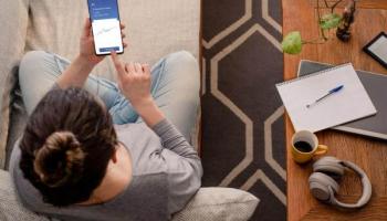 Mujer revisando su app digital para invertir en bolsa