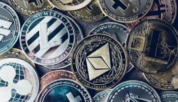 Fondo con varias monedas digitales. Descubre el potencial de la capitalización de criptomonedas.
