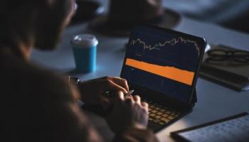 Un trader analiza gráficos para verificar si sus estrategias de inversión fueron efectivas.