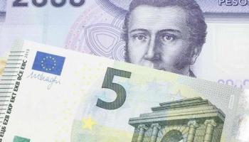 Foto conceptual de cambio de euro a peso chileno.