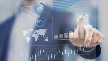 Un financiero analizando datos y estadísticas del IPP en un panel interactivo.