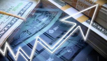 Una flecha en forma de gráfico apuntando hacia arriba y de fondo unos billetes de dólar. 