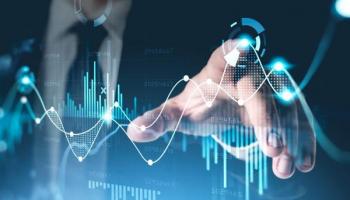 Persona de negocios usando indicadores y gráficos de trading en una pantalla
