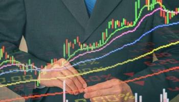 Ejecutivo frente a gráficos de una bolsa de valores