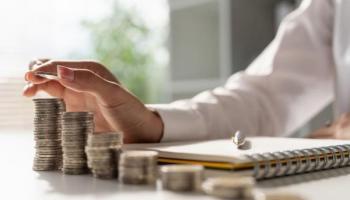 Pilas de monedas para invertir en fondos indexados o fondos de gestión activa