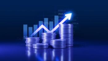 Grupo de monedas azules apiladas frente a gráfico de barras y datos numéricos representando el crecimiento de una inversión
