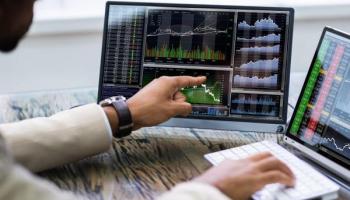 Persona haciendo una revisión de su plan de trading en el computador