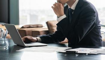 Hombre de negocios en una oficina trabajando en un computador portátil