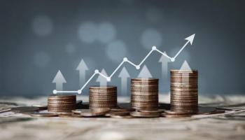 Grupos monedas aumentando tamaño como el crecimiento de una inversión
