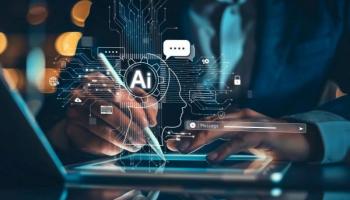 Persona trabajando en una tablet con logo encima representando la inteligencia artificial en el trading y las inversiones
