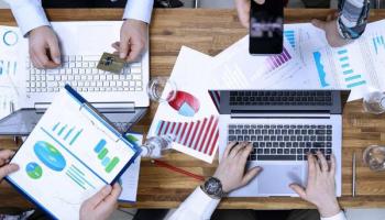 Grupo de empresarios haciendo análisis técnico y análisis fundamental en el trading y las inversiones